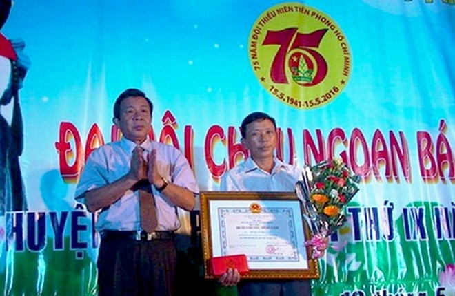 Trao tang Huan chuong dung cam cho thanh nien cuu nguoi hinh anh 1