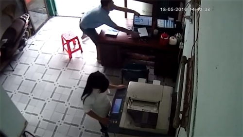 Clip: Vờ phô tô giấy tờ, thanh niên cướp máy tính ngay giữa ban ngày - Ảnh 1