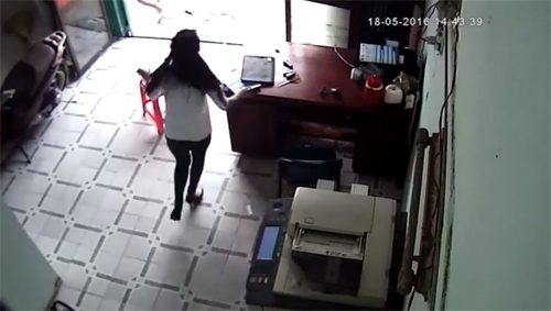 Clip: Vờ phô tô giấy tờ, thanh niên cướp máy tính ngay giữa ban ngày - Ảnh 2