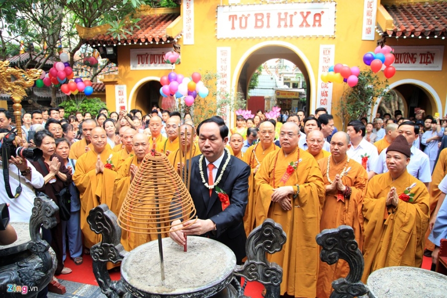 Chu tich nuoc dang huong mung dai le Phat dan hinh anh 3