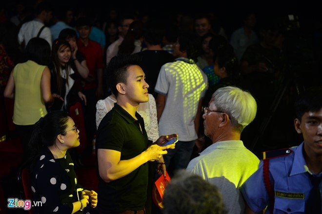 Con trai tin don den truong quay xem Hoai Linh lam giam khao hinh anh 2