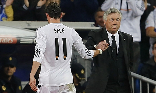gareth-bale-da-dam-sau-lung-carlo-ancelotti-nhu-the-nao-2