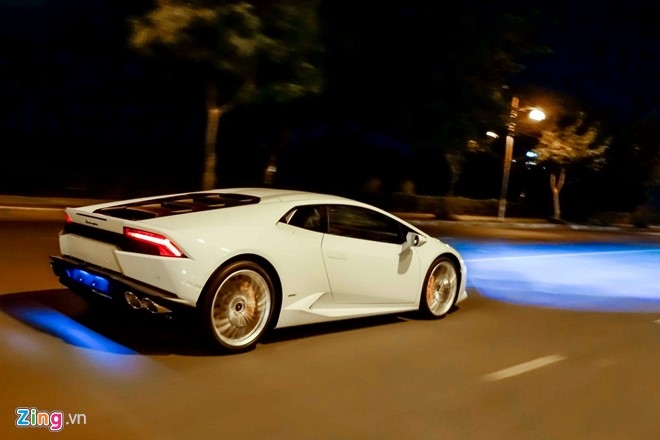 Lamborghini Huracan mau trang lan dau xuong pho Sai Gon hinh anh 3