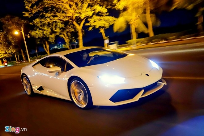 Lamborghini Huracan mau trang lan dau xuong pho Sai Gon hinh anh 4