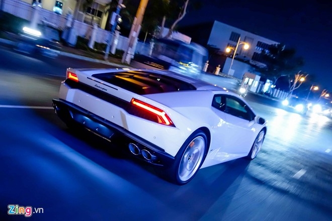 Lamborghini Huracan mau trang lan dau xuong pho Sai Gon hinh anh 5