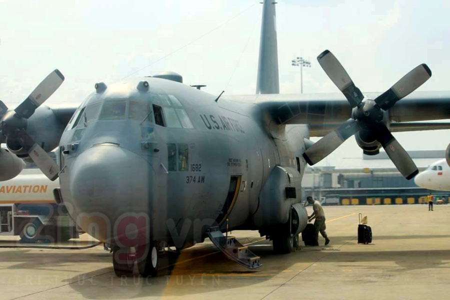 Dan khong luc My cua doan Obama do bo Tan Son Nhat hinh anh 4