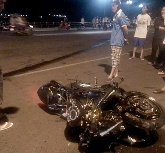Môtô khủng 800 phân khối tông taxi, đôi nam nữ tử vong 