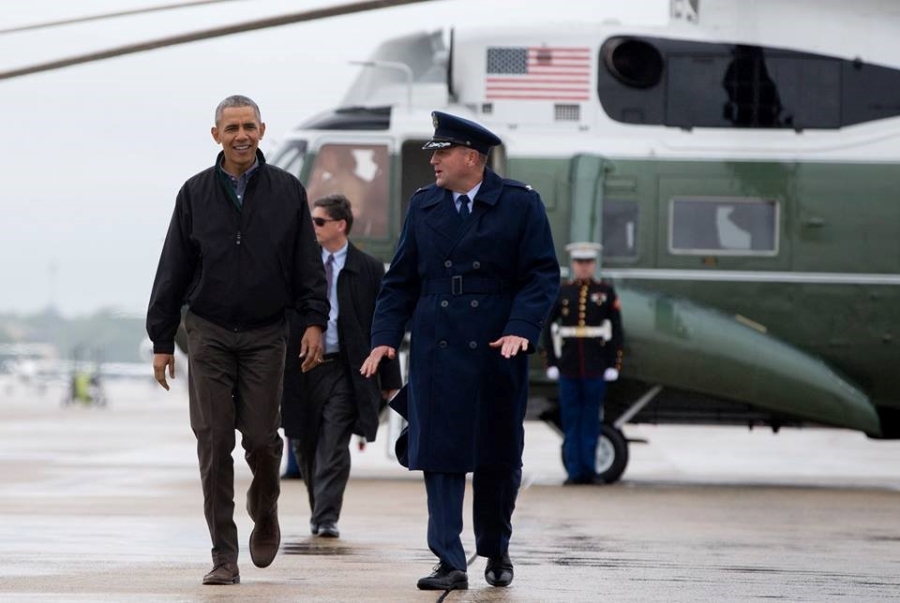 Tong thong Obama roi Washington, len duong toi Viet Nam hinh anh 6