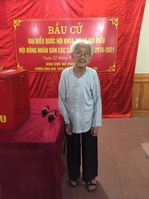 Lạng Sơn: Xúc động hình ảnh cụ bà 101 tuổi minh mẫn đi bầu cử - ảnh 1