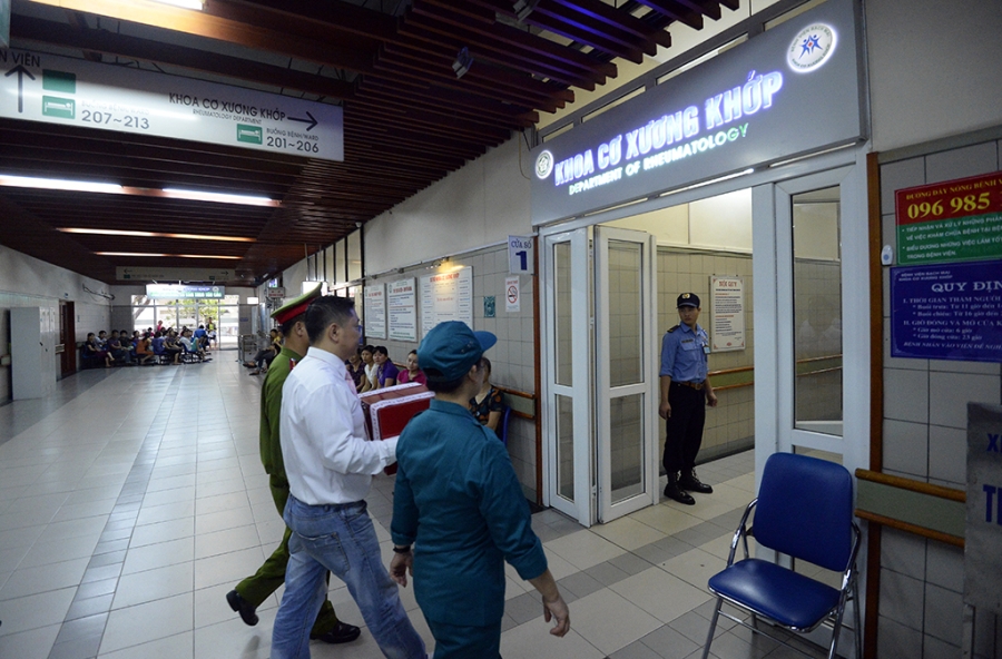  Tại bệnh viện Bạch Mai, các cử tri đăng ký bầu cử tại phòng bệnh chủ yếu là bệnh nhân điều trị tại Khoa Cơ Xương Khớp. 