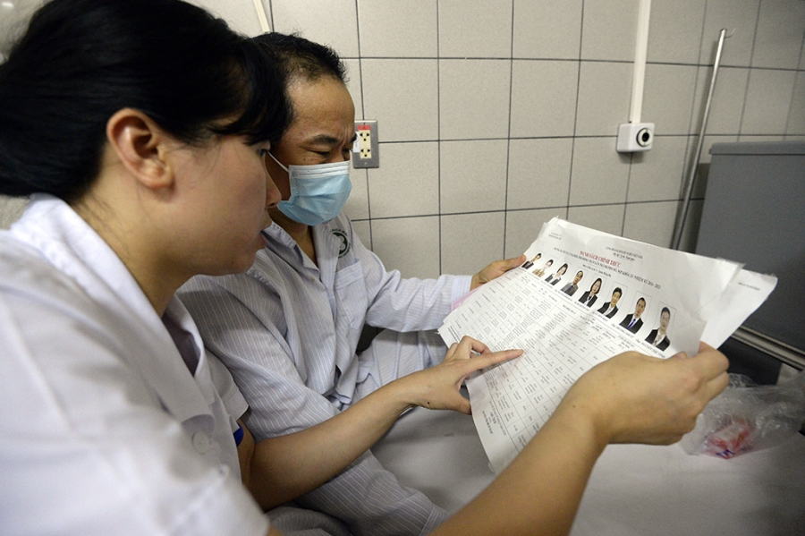 Cử tri Bùi Minh Thành (SN 1963) ở Ba Đình, Hà Nội kiểm tra lần cuối danh sách các ứng cử viên để chọn ra người có đức, có tài mà mình tin tưởng trước khi tiến hành bỏ phiếu bầu. 