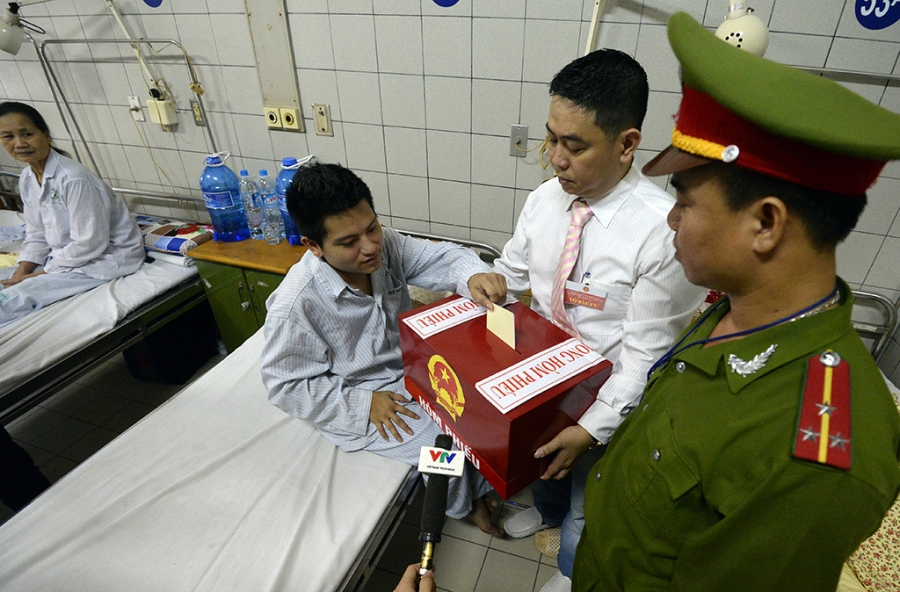  Anh Nguyễn Minh Học (SN 1995) ở Hai Bà Trưng, Hà Nội, 1 trong 2 cử tri là bệnh nhân trẻ tuổi nhất trong bệnh viện Bạch Mai được bỏ phiếu bầu tại giường bệnh trong sáng nay. 