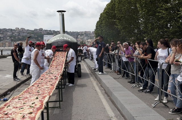  Người ta đã phải sử dụng 2.000kg bột, 1.600kg cà chua, 2.000kg phô mai mozzarella, 200 lít dầu, 30kg húng quế và 1.500 lít nước để sản xuất chiếc bánh pizza dài nhất thế giới. 