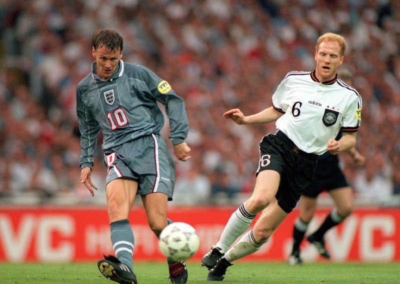 Teddy Sheringham (trái) mờ nhạt do ảnh hưởng lớn lao của Alan Shearer. 