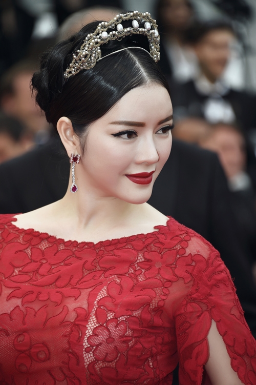 Hành trình từ thảm hoạ nhan sắc tới nữ hoàng thảm đỏ của Lý Nhã Kỳ