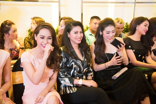 Lệ Hằng kín đáo, Tú Anh khoe vai trần quyến rũ