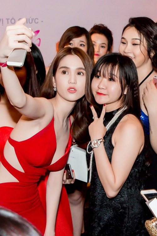 Ngọc Trinh khoe lưng với váy xẻ
