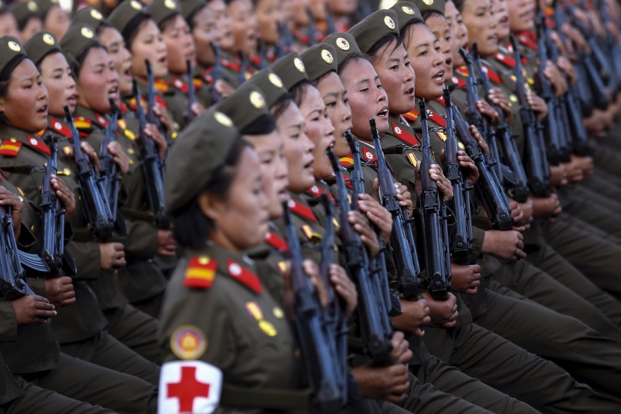  Hầu hết thanh niên Triều Tiên đều nhập ngũ sau khi học hết phổ thông. Nam giới phục vụ 10 năm, phụ nữ phục vụ 7 năm. (Ảnh: Reuters) 