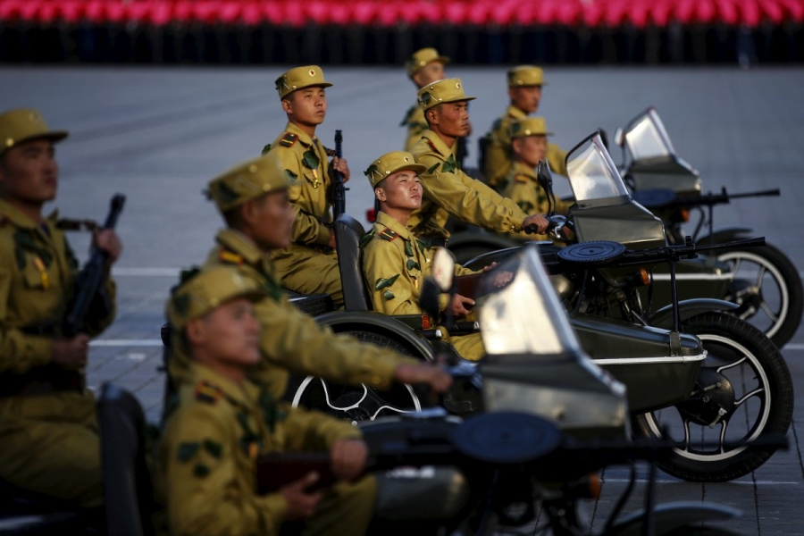 Binh sỹ Triều Tiên duyệt binh trên các xe mô tô chiến đấu. (Ảnh: Reuters)