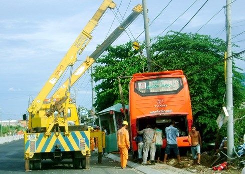 Xe khách tông gãy cột điện, 2 người bị thương 2