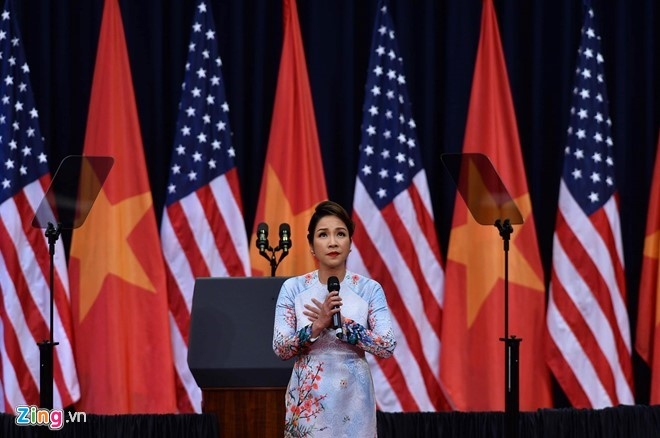 Ca si My Linh hat Quoc ca day xuc dong don ong Obama hinh anh 1