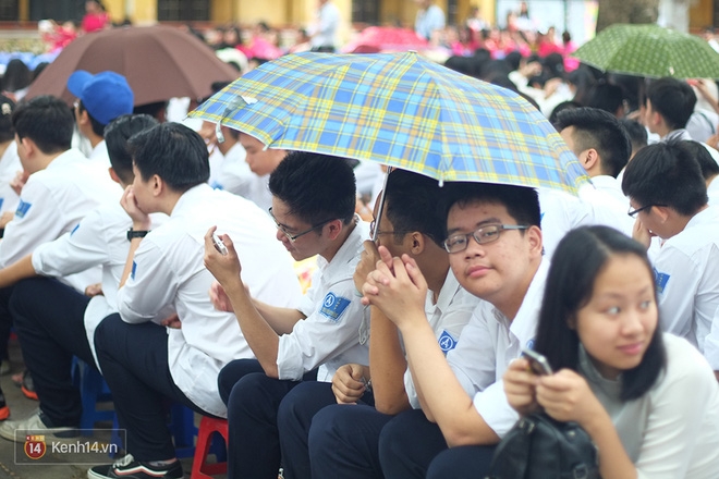 Học sinh trường Phan Đình Phùng đội mưa trong ngày Bế giảng - Ảnh 1.