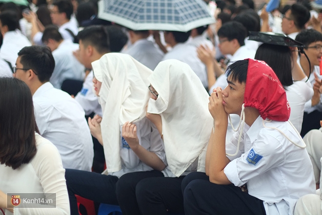 Học sinh trường Phan Đình Phùng đội mưa trong ngày Bế giảng - Ảnh 2.