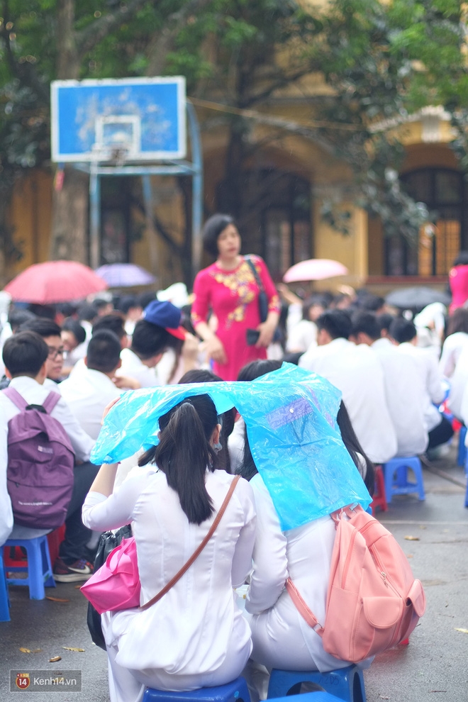 Học sinh trường Phan Đình Phùng đội mưa trong ngày Bế giảng - Ảnh 5.