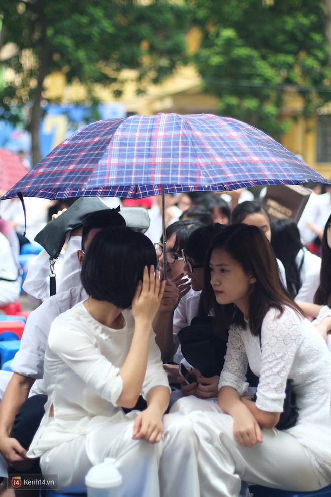 Học sinh trường Phan Đình Phùng đội mưa trong ngày Bế giảng - Ảnh 8.