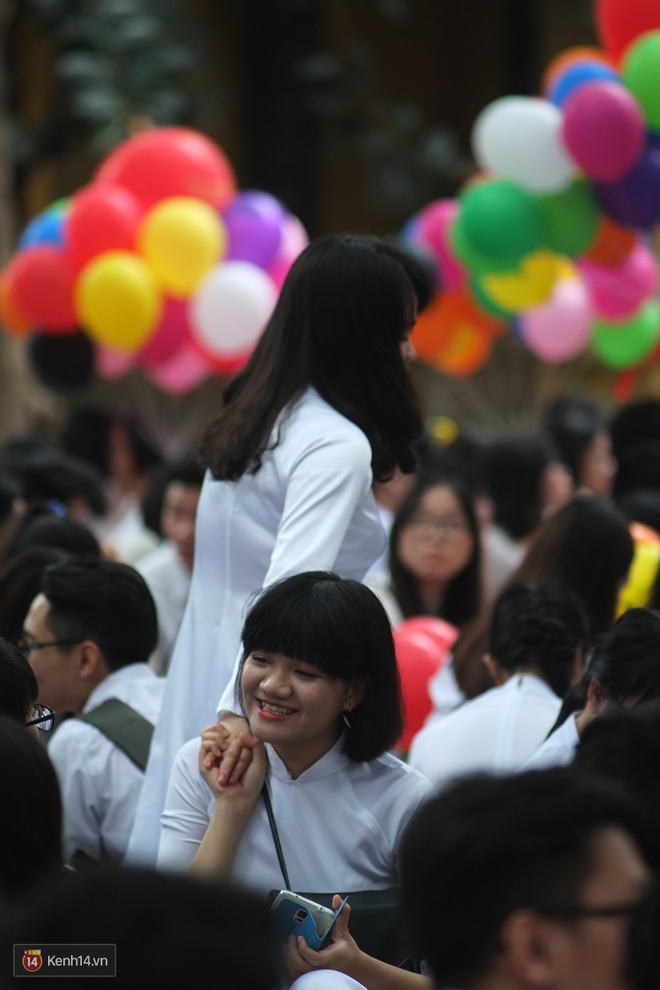 Học sinh trường Phan Đình Phùng đội mưa trong ngày Bế giảng - Ảnh 12.