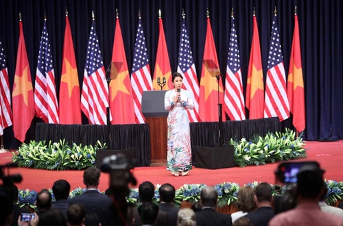 my-linh-toi-hat-bang-ca-trai-tim-chao-don-tong-thong-obama