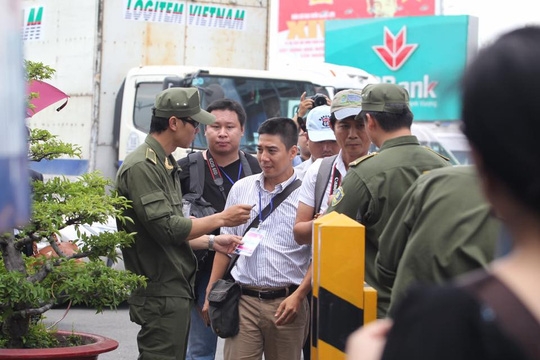  Kiểm tra an ninh các phóng viên đến sân bay tác nghiệp 