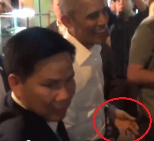 vi sao ong obama thao nhan cuoi khi bat tay nguoi dan? hinh anh 1
