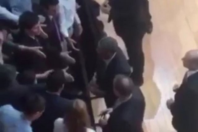 vi sao ong obama thao nhan cuoi khi bat tay nguoi dan? hinh anh 2