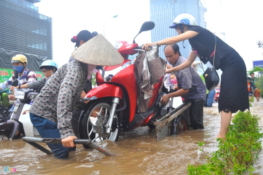 100.000 dong/luot keo xe qua bien nuoc o Ha Noi sau mua hinh anh 2