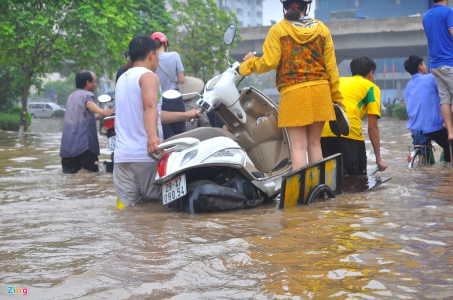 100.000 dong/luot keo xe qua bien nuoc o Ha Noi sau mua hinh anh 3