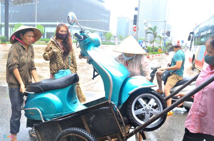 100.000 dong/luot keo xe qua bien nuoc o Ha Noi sau mua hinh anh 4