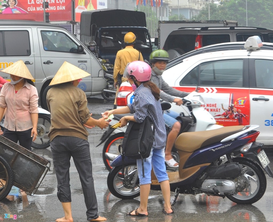 100.000 dong/luot keo xe qua bien nuoc o Ha Noi sau mua hinh anh 5