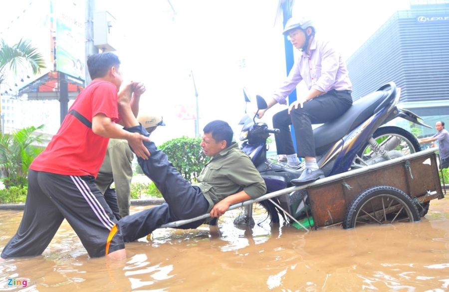100.000 dong/luot keo xe qua bien nuoc o Ha Noi sau mua hinh anh 6