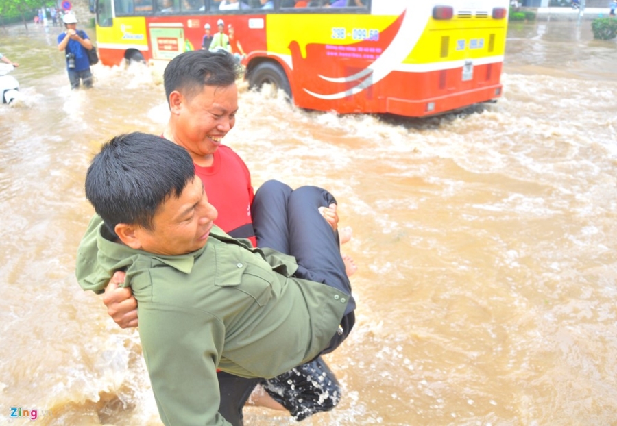 100.000 dong/luot keo xe qua bien nuoc o Ha Noi sau mua hinh anh 7