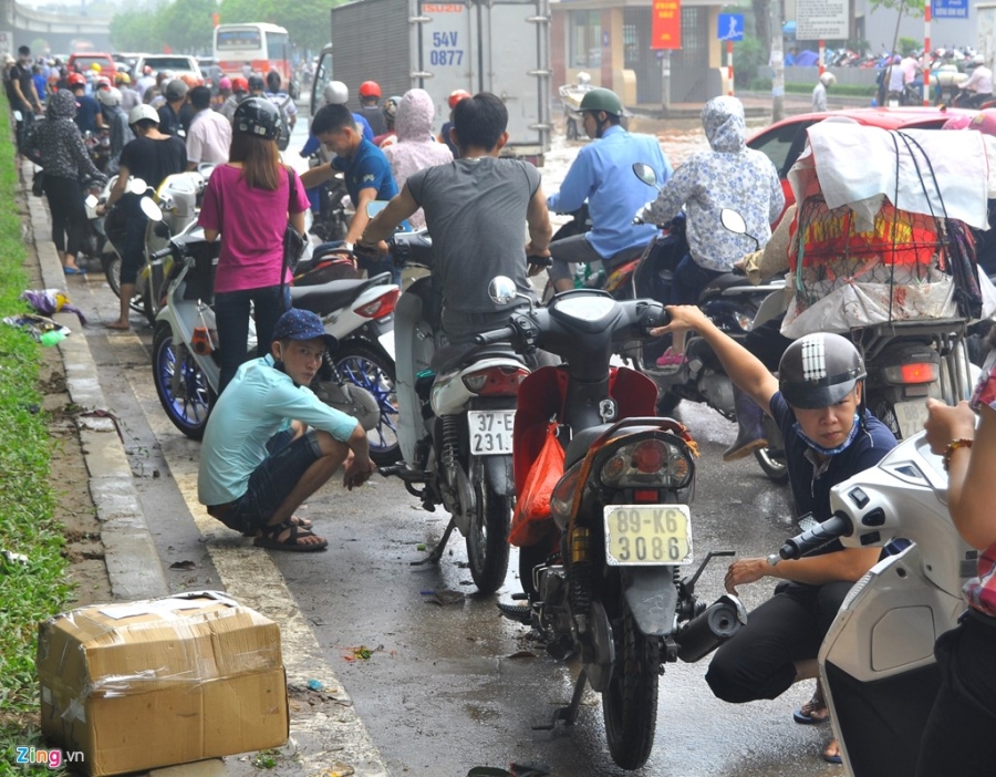 100.000 dong/luot keo xe qua bien nuoc o Ha Noi sau mua hinh anh 8