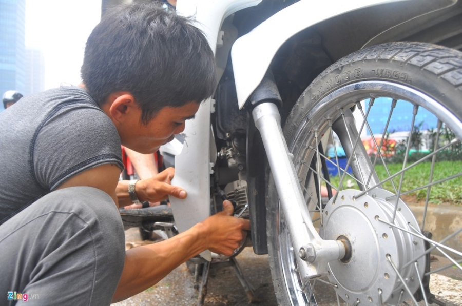 100.000 dong/luot keo xe qua bien nuoc o Ha Noi sau mua hinh anh 9