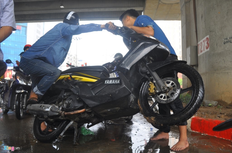 100.000 dong/luot keo xe qua bien nuoc o Ha Noi sau mua hinh anh 10