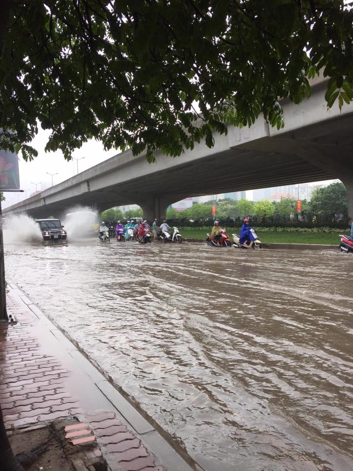 tát nước, mưa ngập, Hà Nội, lũ lụt, tắc đường, công sở, đến trường, đi làm