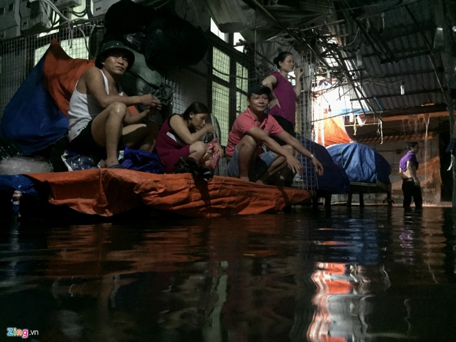 Canh chay lut trong tran mua lon nhat nam o Ha Noi hinh anh 2
