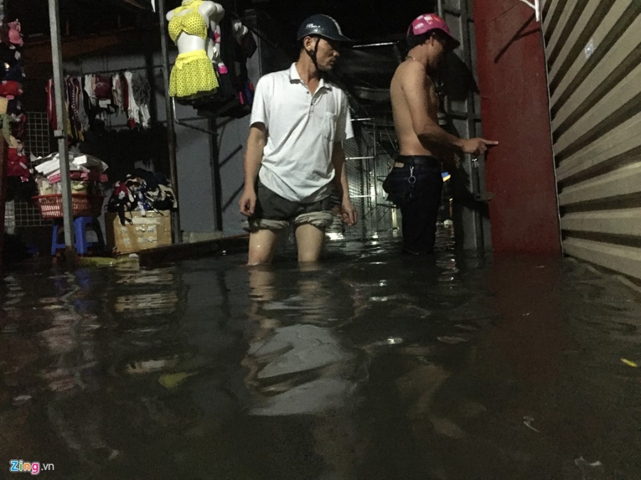Canh chay lut trong tran mua lon nhat nam o Ha Noi hinh anh 4