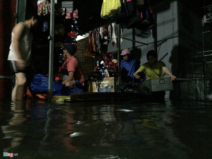 Canh chay lut trong tran mua lon nhat nam o Ha Noi hinh anh 5