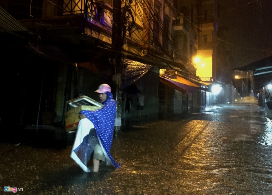 Canh chay lut trong tran mua lon nhat nam o Ha Noi hinh anh 6