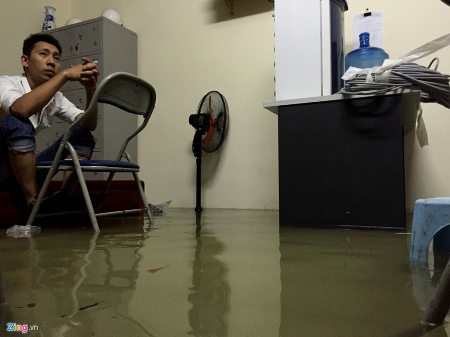 Canh chay lut trong tran mua lon nhat nam o Ha Noi hinh anh 7