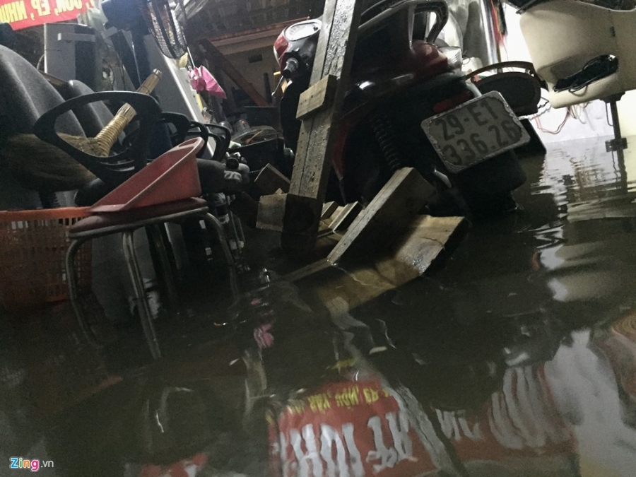 Canh chay lut trong tran mua lon nhat nam o Ha Noi hinh anh 9